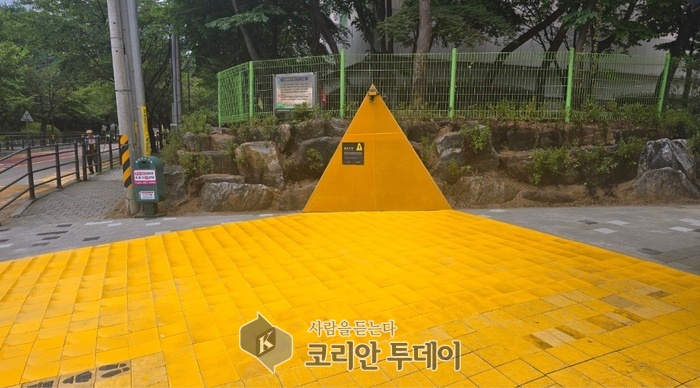[코리안투데이] 용인특례시 수지구 상현초등학교 정문 앞 확장된 보행 신호 대기 장소 © 김나연 기자