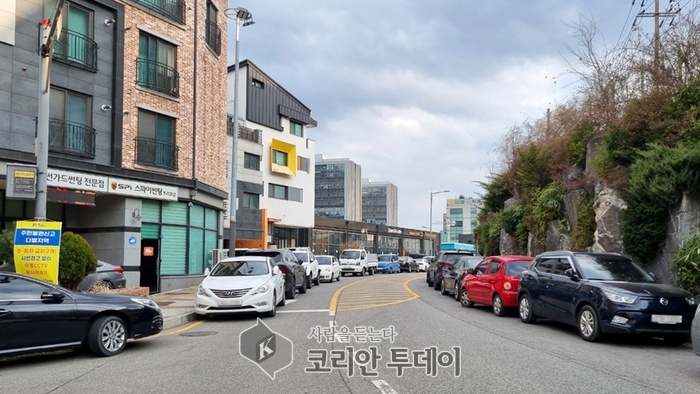 [코리안투데이] 불법 주정차로 통행이 어려운 서농동 일대 전경 © 김나연 기자