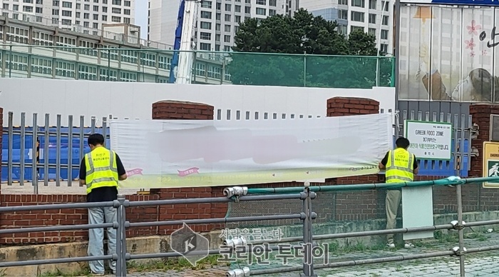 [코리안투데이] 용인특례시가 학교 주변 통학로에 설치된 노후.불편 광고물을 일제 정비한다. © 김나연 기자