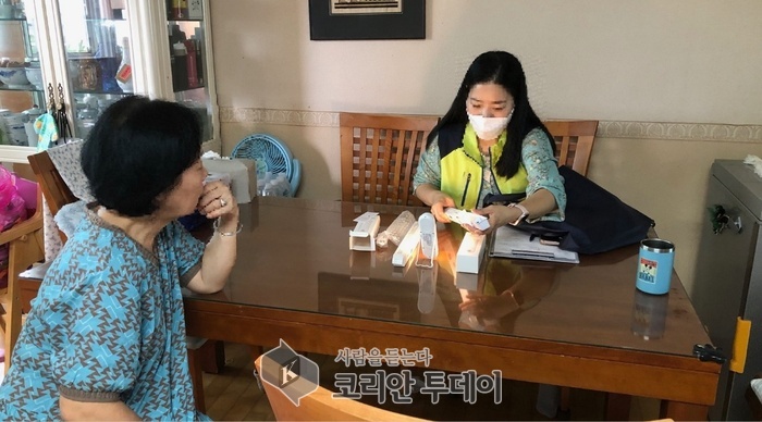 [코리안투데이] 수지구 죽전1동 지역사회보장협의체는 안전을 위해 홀로 어르신 가구에 LED 센서등을 지원했다. © 김나연 기자