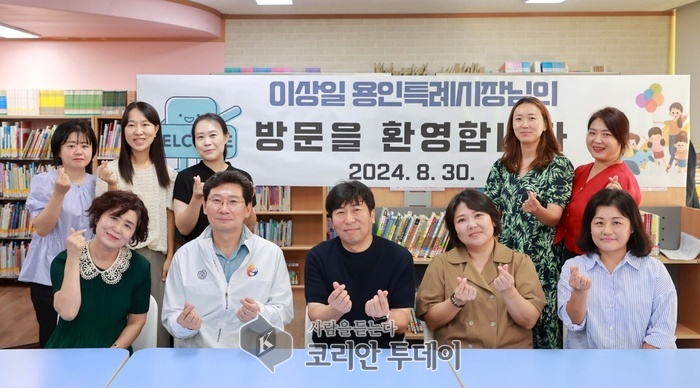 [코리안투데이] 이상일 용인특례시장이 30일 고기초 학부모들과 간담회 후 기념촬영 © 김나연 기자