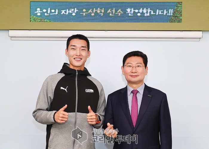 [코리안투데이] 지난해 10월 제19회 항저우 아시안게임에서 은메달 획득 후 귀국한 우상혁 선수가 이상일 용인특례시장을 만나 앞으로 남은 경기에서 최선을 다 할 것을 약속했다. © 김나연 기자