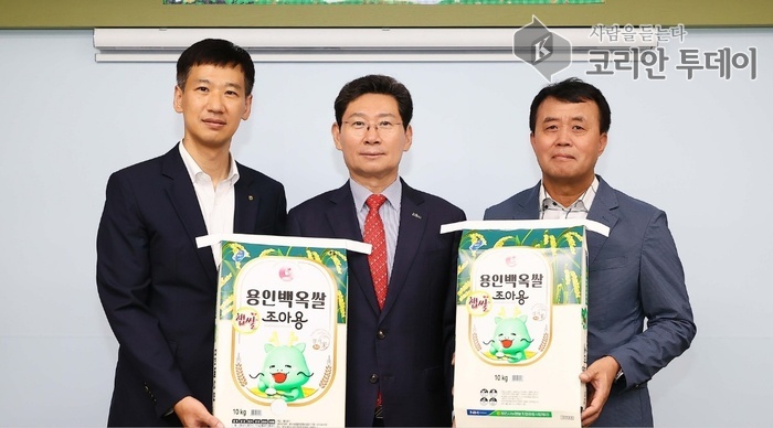 [코리안투데이] 이상일 용인특례시장이 2일 백옥쌀 소비촉진 방안 논의 후 박종복 농협중앙회 용인시지부장과 강병원 용인시농협쌀조합공동사업법인 대표와 기념촬영하고 있다. © 김나연 기자