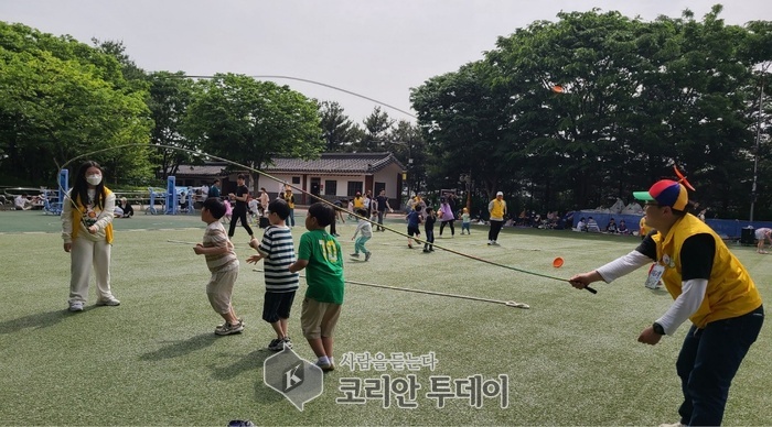 [코리안투데이] 지난해 5월 성남시 수진공원서 열린 팝업 놀이터 때 긴 줄넘기 사진 © 김나연 기자
