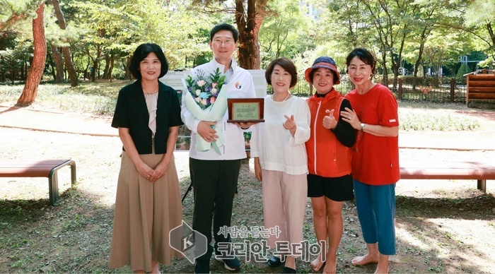 [코리안투데이] 이상일 용인특례시장이 4일 동백3동에 맨발길을 조성해줘 감사하다며 주민들에게 감사패를 받았다. © 김나연 기자