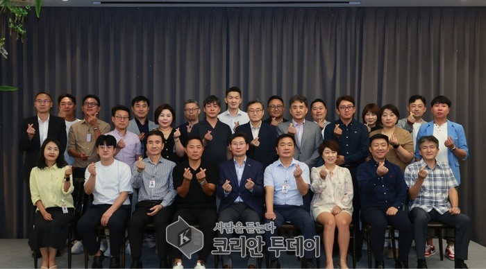 [코리안투데이] 경인일보와 (사)미래사회발전연구원이 운영하는 미래사회포럼에서 기념촬영 © 김나연 기자