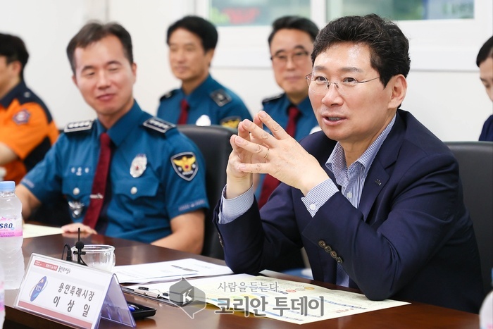 [코리안투데이] 이상일 용인특례시장이 5일 용인서부소방서에서 열린 '제6회 안전문화살롱' 정기회의에서 의견을 말하고 있다. © 김나연 기자