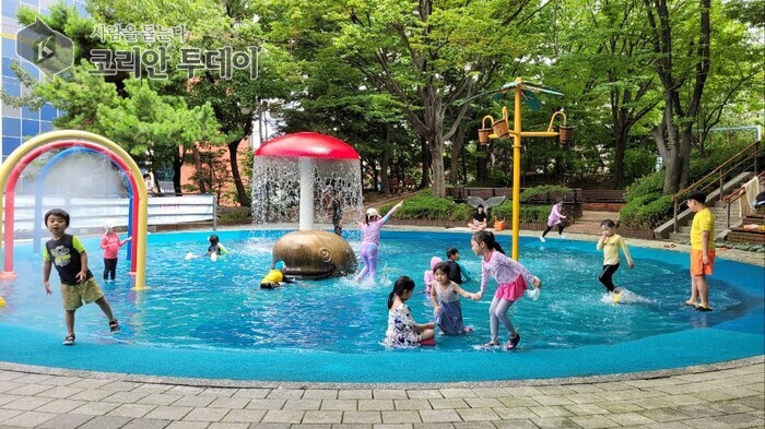 [코리안투데이] 재개장된 율목 어린이공원 물놀이장에서 물놀이하는 아이들 © 김미희 기자