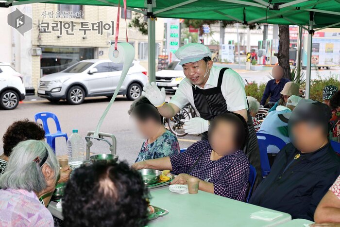 [코리안투데이] ‘사랑의 밥차’ 에서 식사하는 어르신들 © 김미희 기자