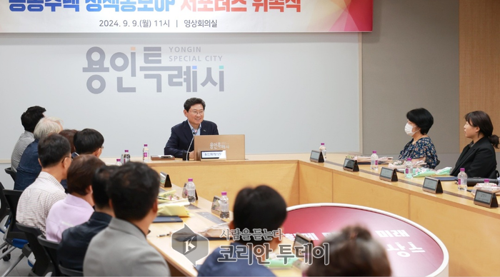 [코리안투데이] 이상일 용인특례시장이 9일 시청 영상회의실에서 열린 공동주택정책 제안홍보UP 서포터즈 위촉식에서 인사말을 하고 있다. © 김나연 기자
