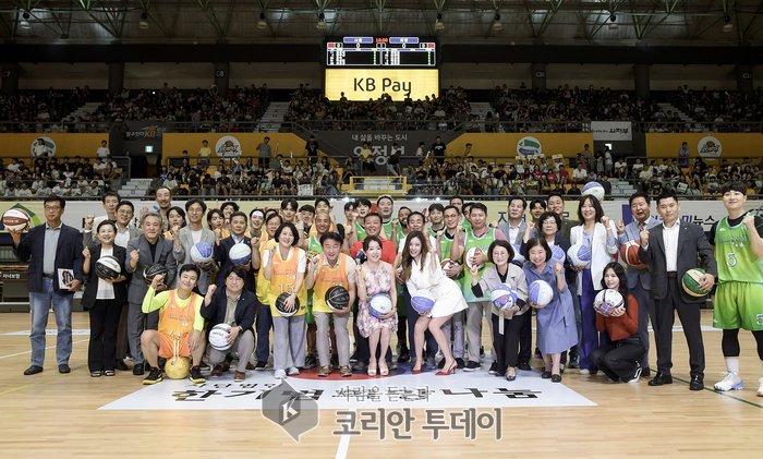 [코리안투데이] 의정부시, '2024 스타와 함께하는 희망농구 자선경기' 단체 사진 © 강은영 기자