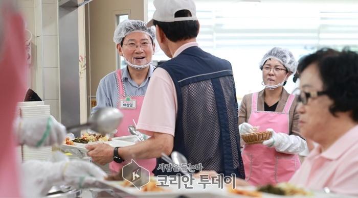[코리안투데이] 이상일 용인특례시장이 10일 처인노인복지관을 찾아 추석맞이 배식봉사를 하고있다. © 김나연 기자