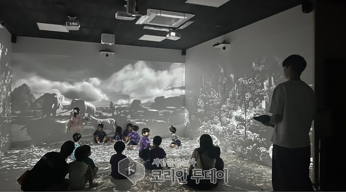[코리안투데이] 수지도서관 가상현실체험관에서 복무요원이 내레이터하고 있다. © 김나연 기자