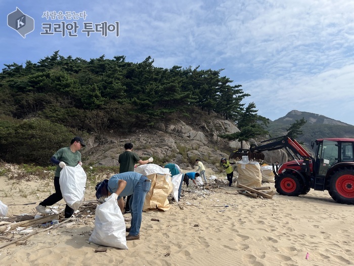 [코리안투데이] 9월 클린업데이 행사로 굴업도 해안정화하는 주민들 © 김미희 기자