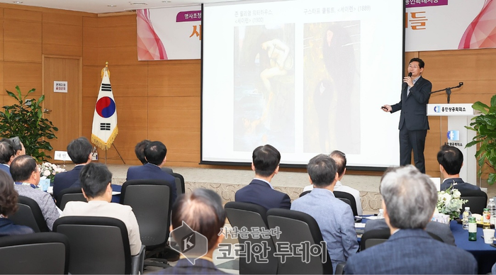 [코리안투데이] 이상일 용인특례시장은 11일 오전 용인상공회의소가 주최한 '제152회 용인상공회의소 조찬 세미나'에서 특강을 했다. © 김나연 기자