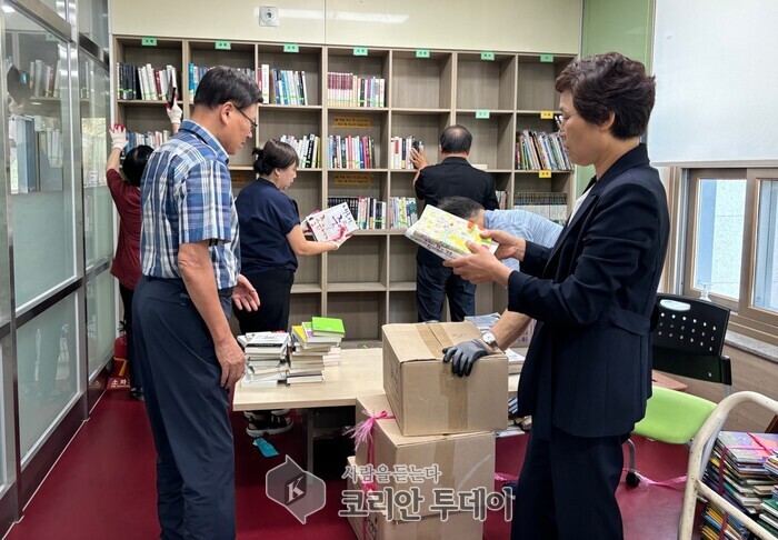 [코리안투데이] 수지구 상현2동은 동 주민자치센터 내 북카페의 장서를 확충하고 정비했다. © 김나연 기자