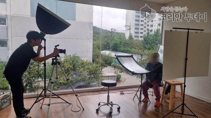 [코리안투데이] 의정부시 호원1동, 저소득층 노인 대상 장수사진 촬영 봉사활동 현장 © 강은영 기자