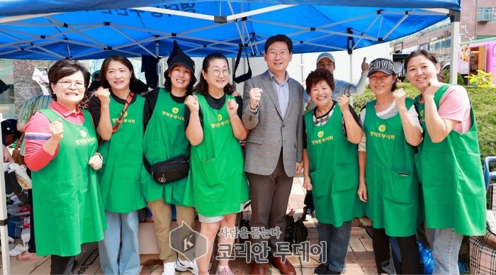 [코리안투데이] 이상일 용인특례시장은 22일 기흥구 영덕동 젊음의 광장에서 열린 '흥덕 어울림 한마당' 행사 현장을 찾아 주민들과 만났다. © 김나연 기자