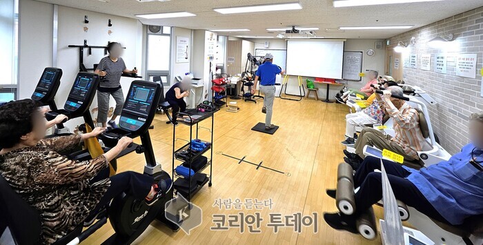 [코리안투데이] 치매안심지원센터에서 진행하는 유산소와 근력 순환 운동