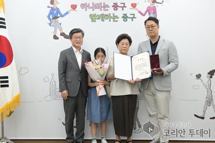 [코리안투데이] 추석 맞아 故최현숙 씨의 가족에게 무성화랑 무공훈장 전달 © 지승주 기자