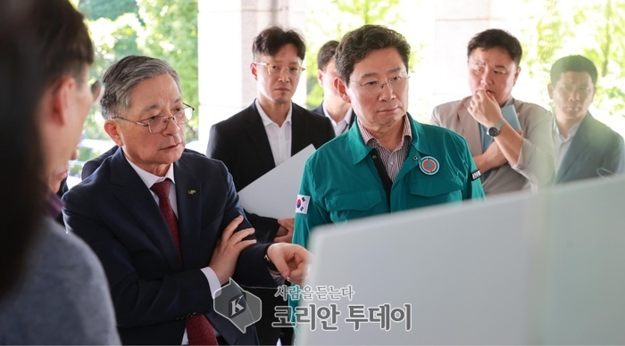 [코리안투데이] 이상일 용인특례시장이 24일 언남지구 사업 대상자인 옛 경찰대 현장을 방문해 이한준 LH사장과 현장을 점검하고 의견을 나눴다. © 김나연 기자