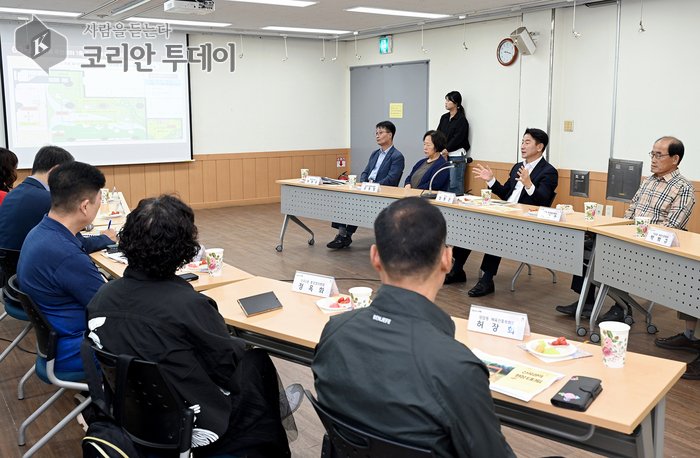 [코리안투데이] 김동근 의정부시장, 신곡권역 현장 티타임에서 주민들과 소통 © 강은영 기자