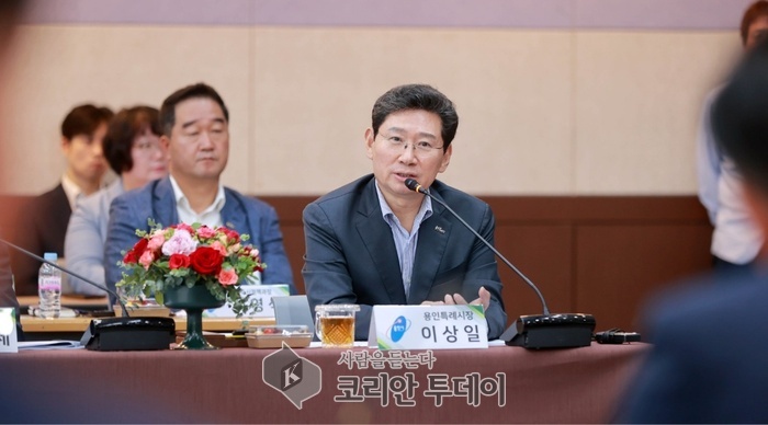[코리안투데이] 이상일 용인특례시장이 26일 이천시청 대회의실에서 열린 '한강사랑포럼' 발대식에 참석해 수도권 지역 규제 개선에 대한 의견을 제시하고 있다. © 김나연 기자