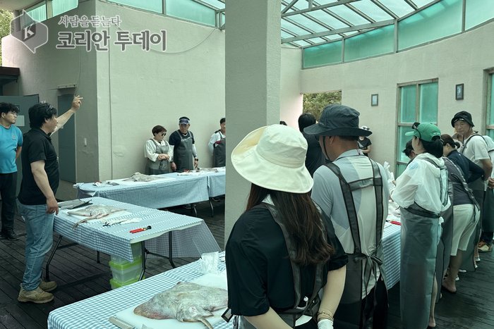 [코리안투데이] 홍어회뜨기 체험중인 시민들 © 김미희 기자