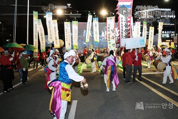 [코리안투데이] 안성 바우덕이 축제, 전야제 행사 길놀이 퍼레이드 개최! © 이명애 기자