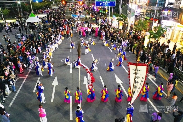 [코리안투데이] 안성 바우덕이 축제, 전야제 행사 길놀이 퍼레이드 개최! © 이명애 기자