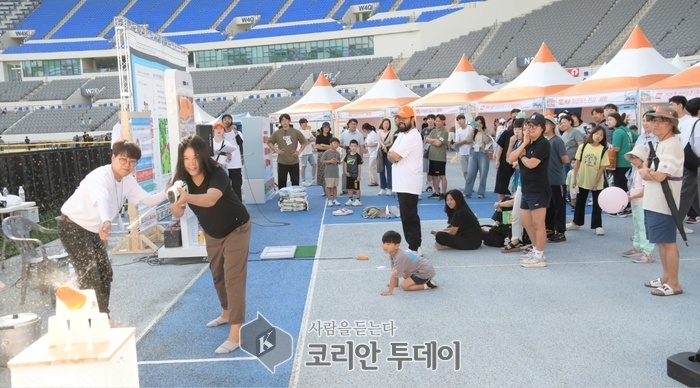 [코리안투데이] 용인미르스타디움에서 28일과 29일에 열린 '제4회 용인 청년주간 페스티벌'에 마련된 행사에 참여한 시민들의 모습 © 김나연 기자