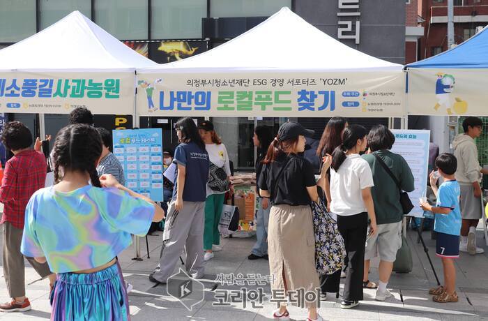 [코리안투데이] 의정부시 ‘2024 싱싱상생이음 로컬푸드마켓’에서 시민들이 신선한 농산물을 구입하는 모습 © 강은영 기자