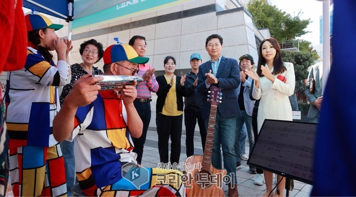 [코리안투데이] 이상일 용인특례시장이 3일 동백호수공원에서 열린 2024 용인시 주민자치 박람회에서 기흥구 영덕1동의 하모니카 공연을 관람하고 있다. © 김나연 기자