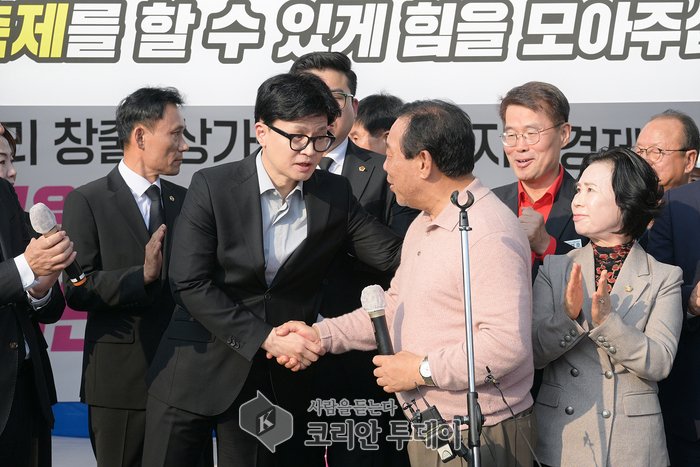 [코리안투데이] 세종시장 최민호 단식격려하고 있는 국민의 힘 대표 한동훈 © 이윤주 기자