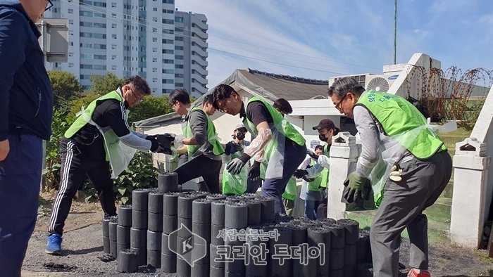 [코리안투데이] 의정부제일교회 봉사자들이 연탄을 나르며 취약계층에 전달하는 모습 © 강은영 기자
