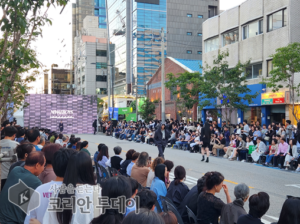 성수동 대림창고 앞에서 이상봉 디자이너와 협업한 패션쇼, 신진·중진 디자이너들의 무대 열려