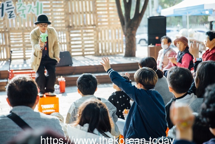 [코리안투데이] 지난해 오류버들 축제에서의 마술 공연 © 박수진 기자