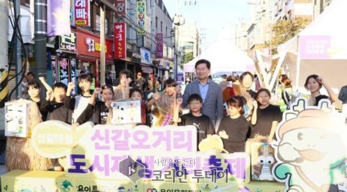 [코리안투데이] 이상일 용인특례시장이 5일 신갈동행정복지센터 일대에서 열린 '신갈오거리 도시재생사업 거리축제'에서 문화공연을 펼친 아이들과 기념사진을 촬영하고 있다. © 김나연 기자