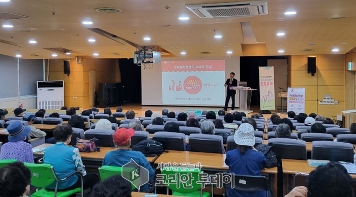 [코리안투데이] 용인특례시 처인구보건소가 4일 처인노인복지관을 이용하는 어르신을 대상으로 '에이즈 및 성매개 감염병' 예방 교육을 진행했다. © 김나연 기자