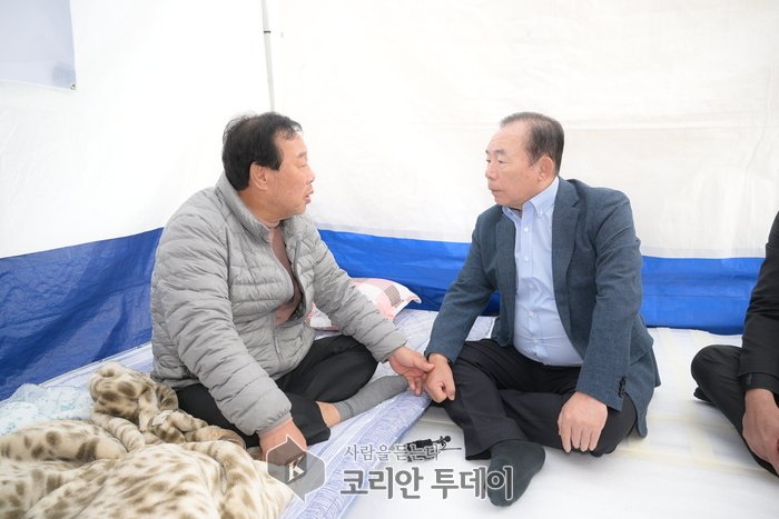 [코리안투데이]이인제 전 의원 단식중인 최민호시장 방문 © 이윤주 기자