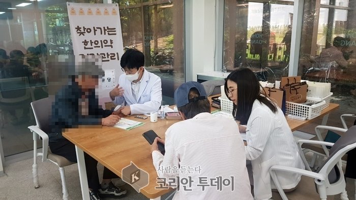 [코리안투데이] 의정부시 보건소 한의사와 간호사가 ‘찾아가는 건강사랑방’ 운영 © 강은영 기자