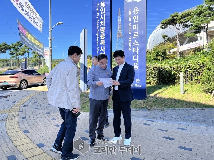 [코리안투데이] 황준기 용인특례시 제2부사장이 월드컵 예선전이 열리는 용인미르스타디움을 찾아 교통대책을 점검했다. © 김나연 기자