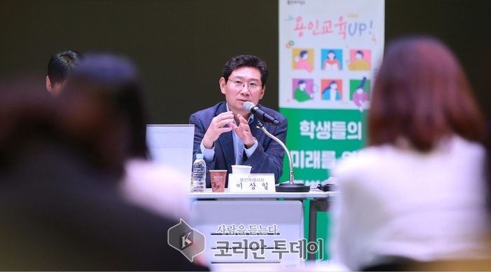 [코리안투데이] 이상일 용인특례시장은 7일 용인미디어센터에서 처인.기흥 지역 중학교 학부모 대표들과 간담회를 했다. © 김나연 기자