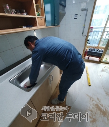 [코리안투데이] 사진 지난해 사랑의 집 고쳐주기 사업 씽크대 교체 © 박수진 기자