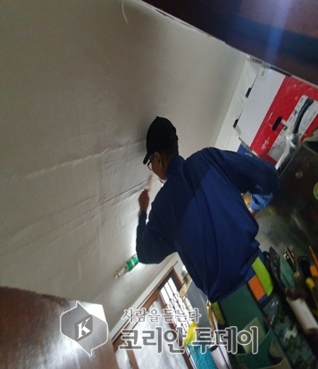 [코리안투데이] 사진 지난해 사랑의 집 고쳐주기 사업 도배 © 박수진 기자