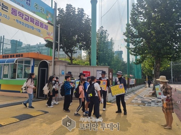 [코리안투데이]동춘2동 주민자치회, 어린이 교통안전 캠페인 ] © 김현수 기자