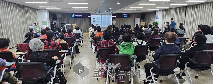 [코리안투데이] 진로직업 강의를 경청하는 성인 학습자들 © 강은영 기자