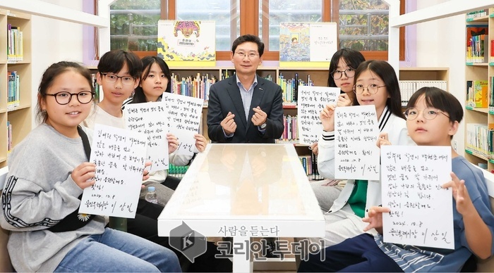 [코리안투데이] 이상일 용인특례시장은 8일 백현초 '꿈이룸 도서관' 개관식에 참석해 응원의 손편지를 전하며 학생들을 격려했다. © 김나연 기자