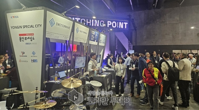 [코리안투데이] 지난 3월 스페인 바르셀로나에서 개최된 'MWC 2024'에 마련된 용인시 공동관을 찾은 관람객들의 모습 © 김나연 기자