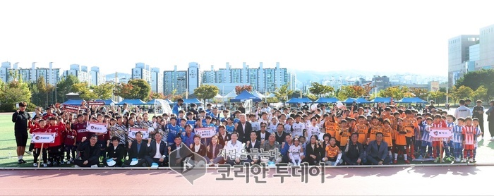 [코리안투데이] 이상일 용인특례시장이 '유소년 꿈나무 축구대회' 참가자들과 기념 촬영을 하고 있다. © 김나연 기자